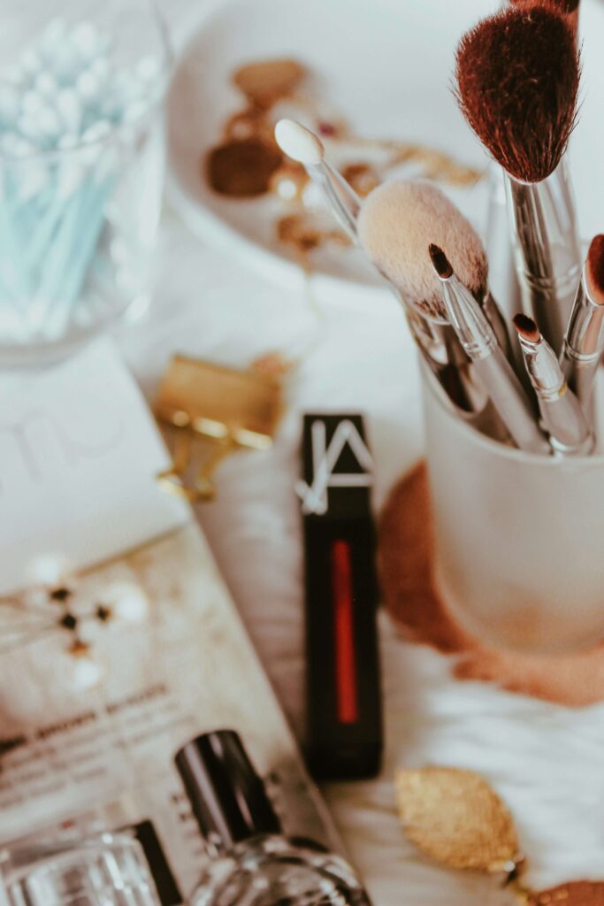 Maquillaje sobre una mesa